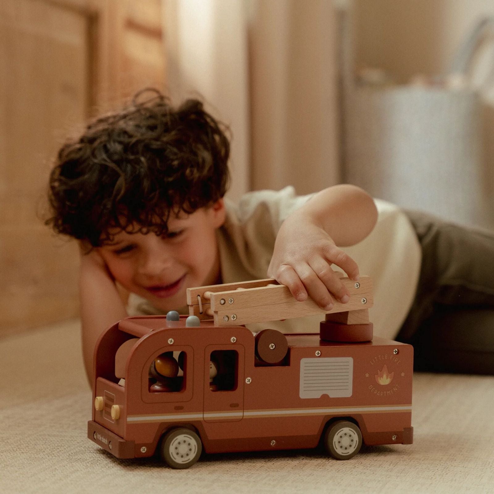 Camion dei pompieri grande con personaggi