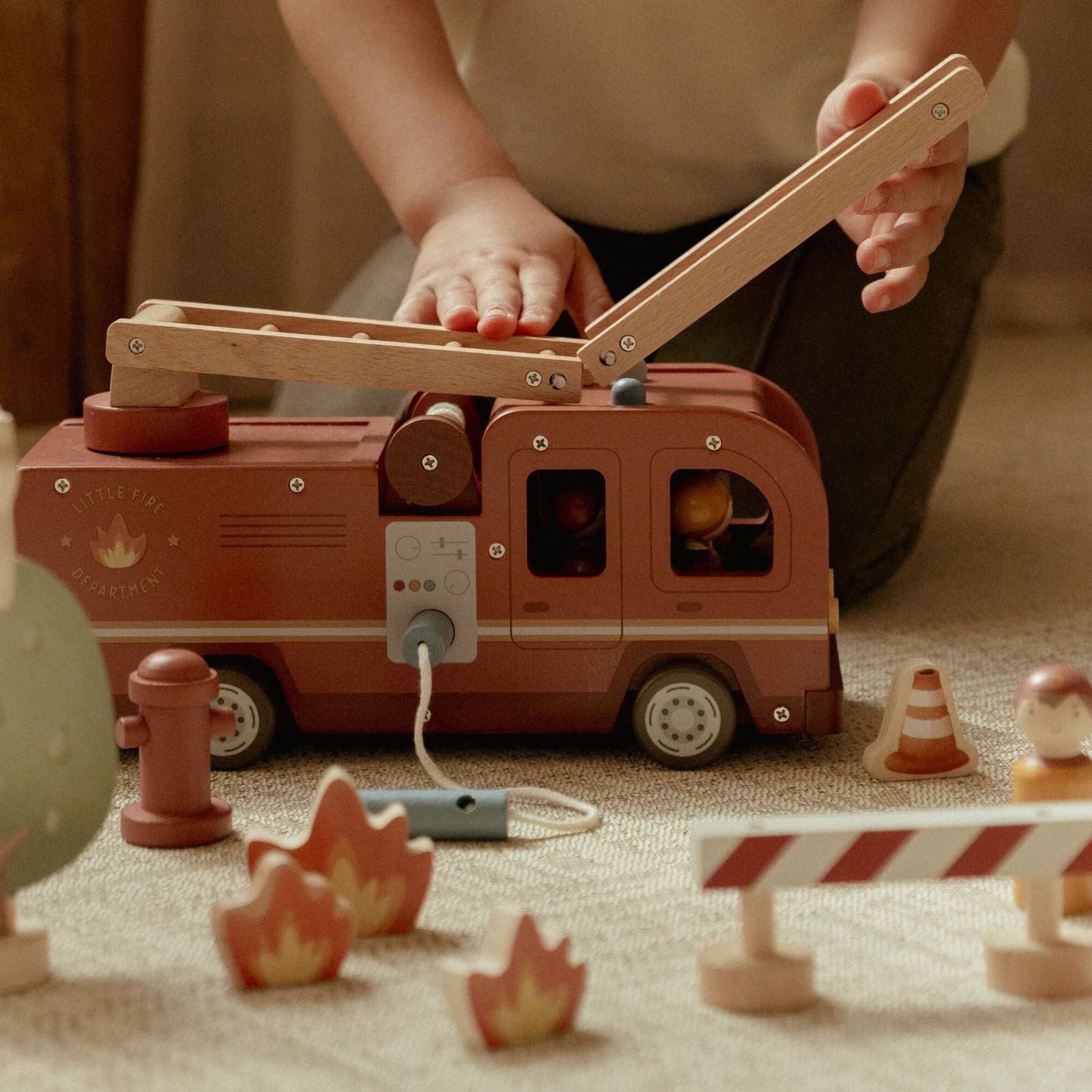 Camion dei pompieri grande con personaggi