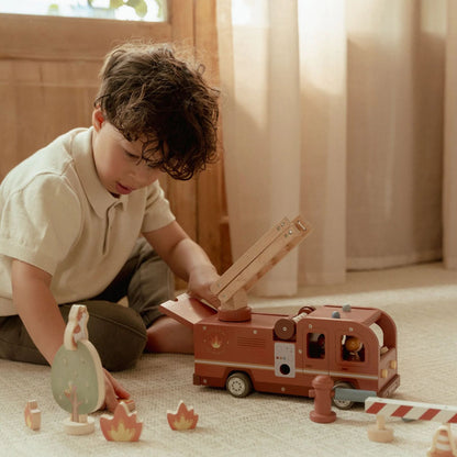 Camion dei pompieri grande con personaggi
