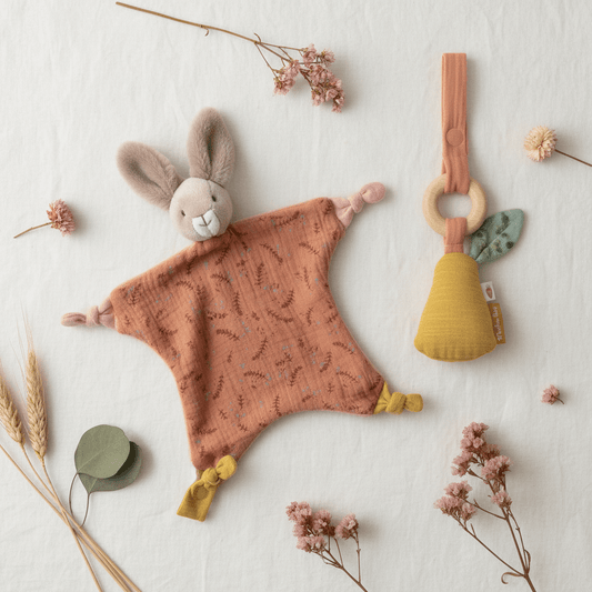 set-neonato-moulin-roty-doudou-coniglio-e-sonaglio-pera_faf7fb29-ef66-41a9-94a8-2e1548949c01 - Munakids